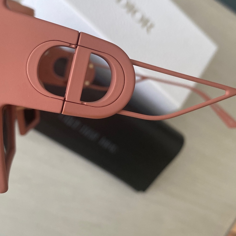 Dior 30Montaigne BNWB
Matte sunglasses - Picture 6 of 11